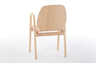 Hoch stapelbare Holzschalenstühle mit Armlehne